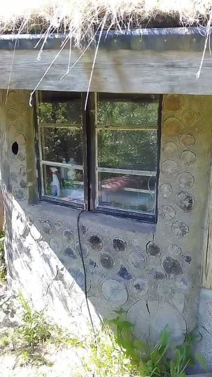 the outside window of the hub